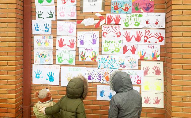 Los niños decoran los centros de salud de los pueblos para visibilizar la falta de pediatras en el mundo rural