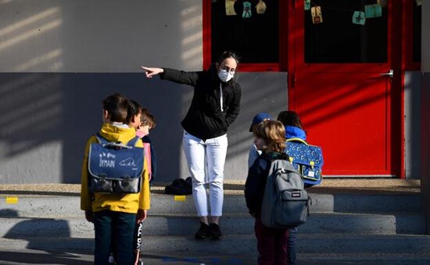 Francia refuerza el protocolo sanitario en los colegios ante las nuevas cepas