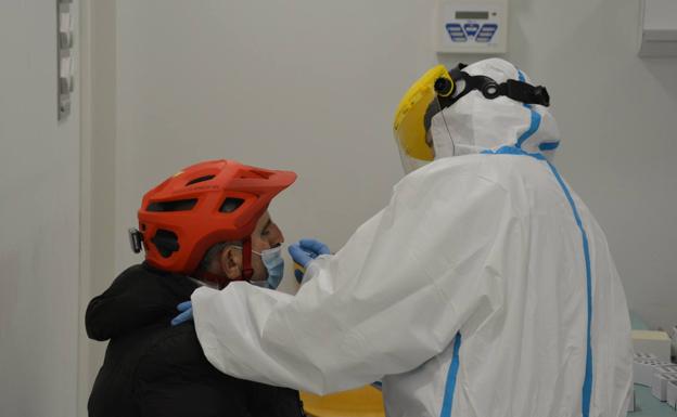 Goteo de pacientes en el primer día de cribado de la zona de salud de Comuneros