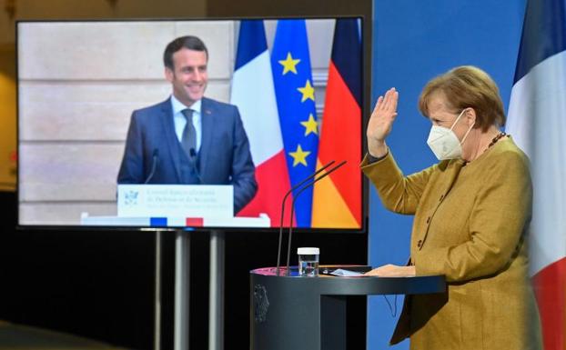 Macron y Merkel defienden la estrategia europea de vacunas frente a las críticas