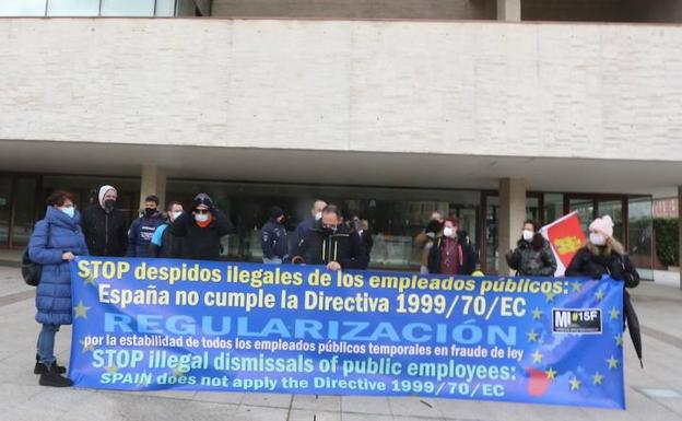 Los trabajadores temporales públicos exigen frente a las Cortes estabilidad en el empleo