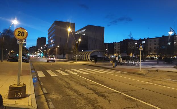 Un estudio geotécnico definirá las causas del hundimiento en Reyes Católicos, que restringe a 20 km/h su velocidad