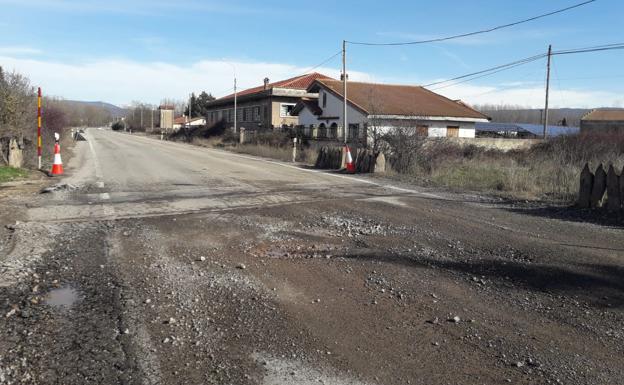 El estado de la entrada a Salas de los Infantes provoca el malestar entre los vecinos