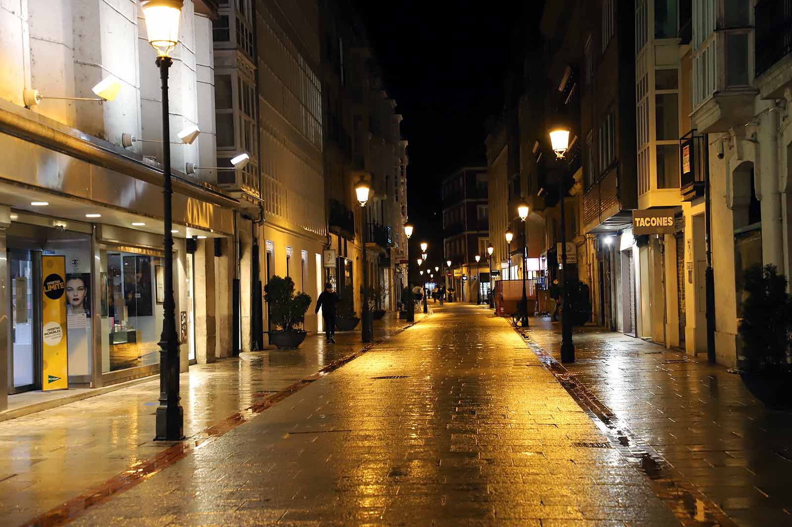 La lluvia desluce la primera tarde sin toque de queda a las 20:00