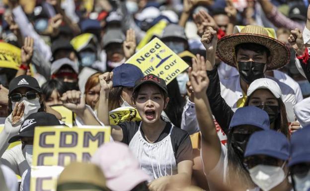 Birmania vuelve a protestar en masa tras los nuevos cargos contra Suu Kyi