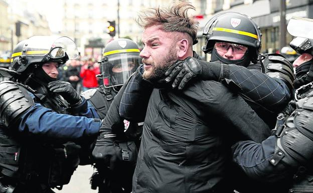 Francia reforma sus cuerpos policiales, acusados de racismo y violencia