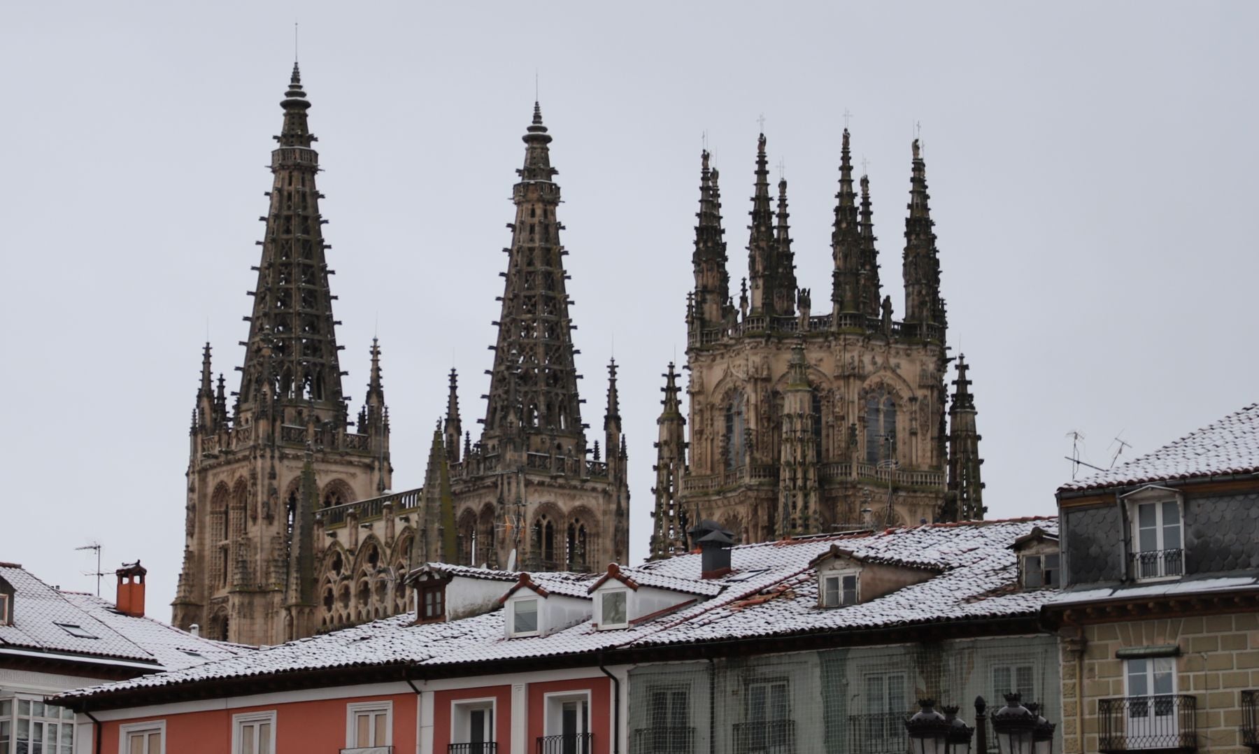 Burgos amanece bajo una fina capa de nieve