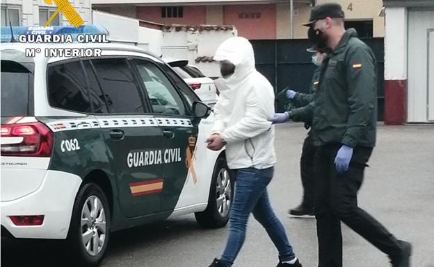 Detenidos dos jóvenes por tráfico de drogas y tenencia ilícita de armas