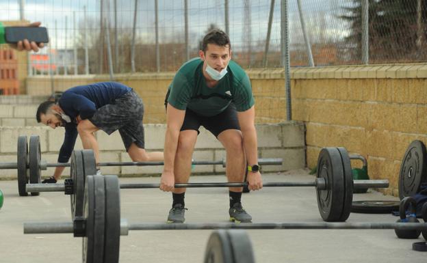 El interior de los bares, los centros comerciales y los gimnasios podrán abrir el lunes