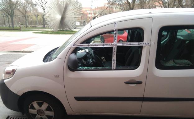 Más de diez vehículos resultan dañados en el paseo del Empecinado en una sola noche