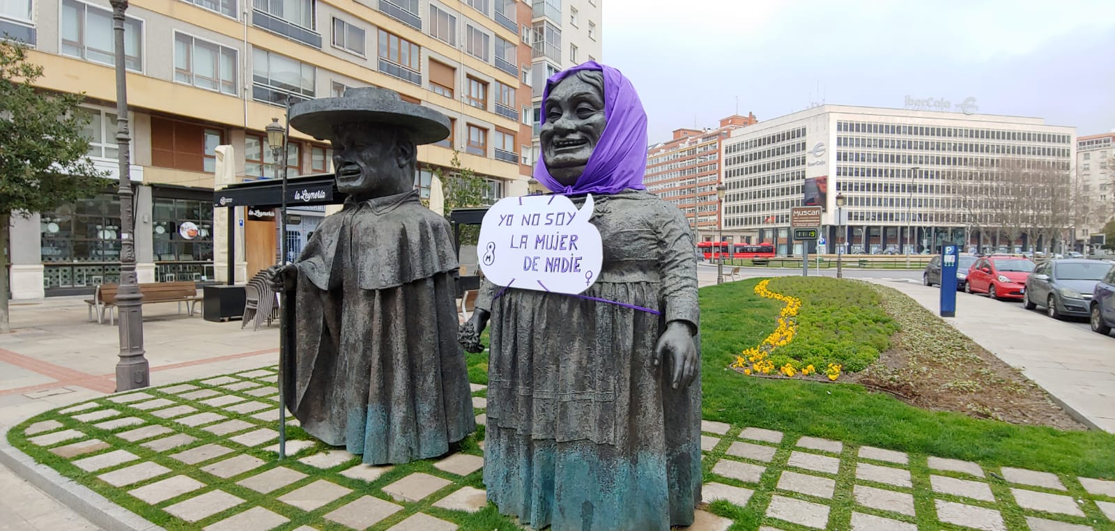 Obligan a retirar los carteles de las estatuas burgalesas a la Coordinadora Feminista