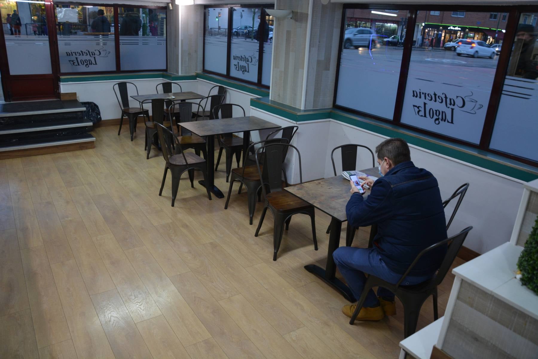 Los hosteleros y los centros comerciales reabren su interior