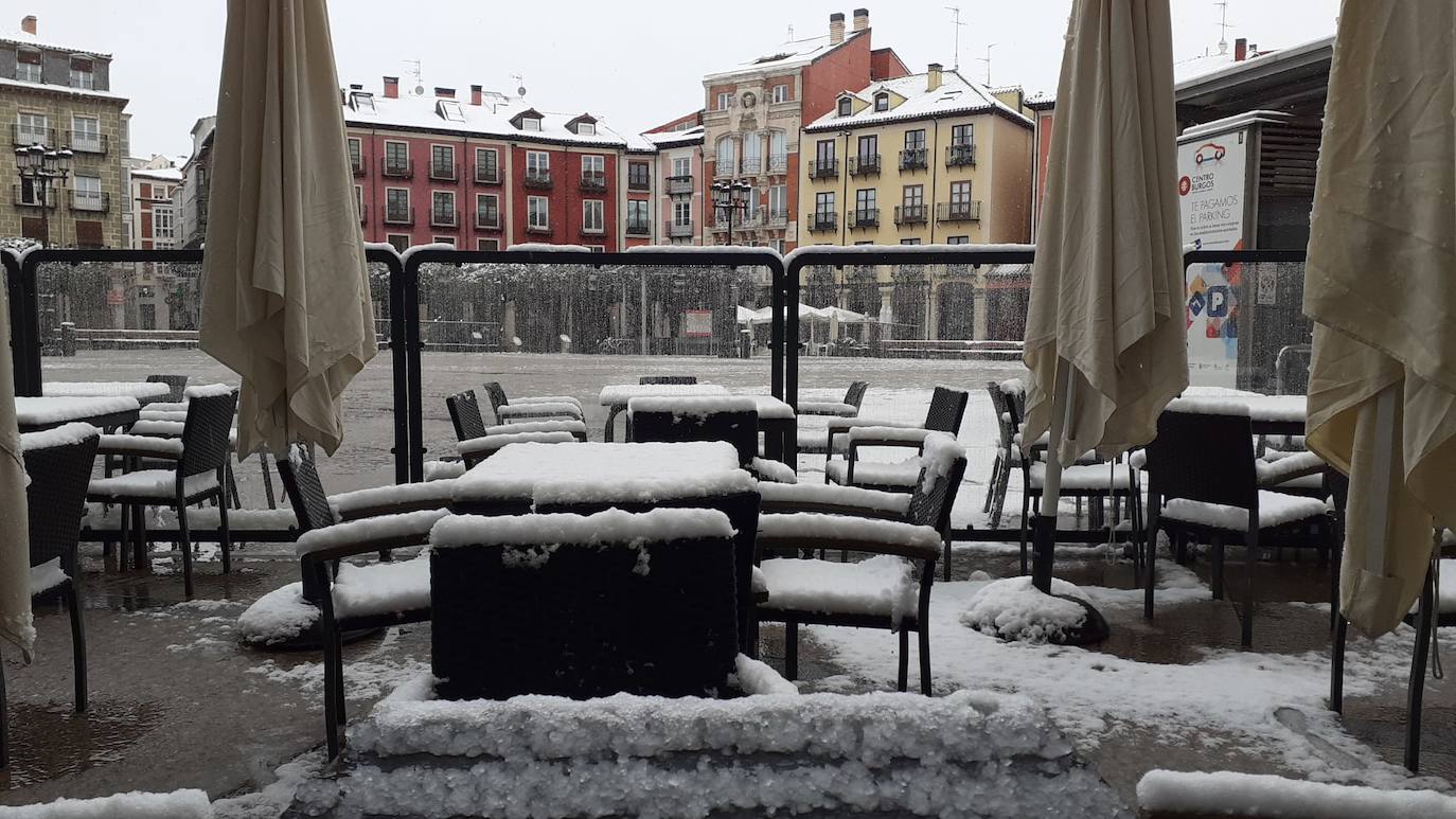 La nieve sorprende a los burgaleses a primera hora de la mañana