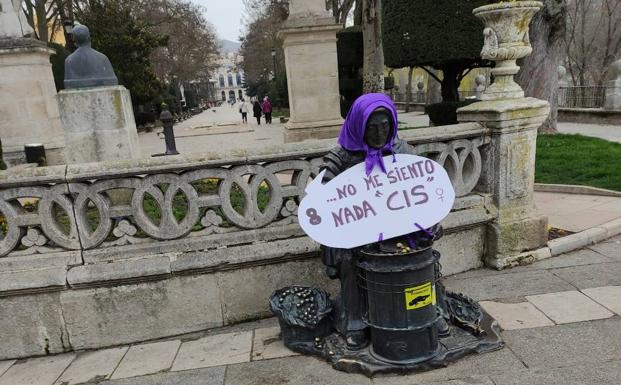 La concejala de Mujer comparte la campaña de la Coordinadora Feminista pero recuerda que incumple la ordenanza