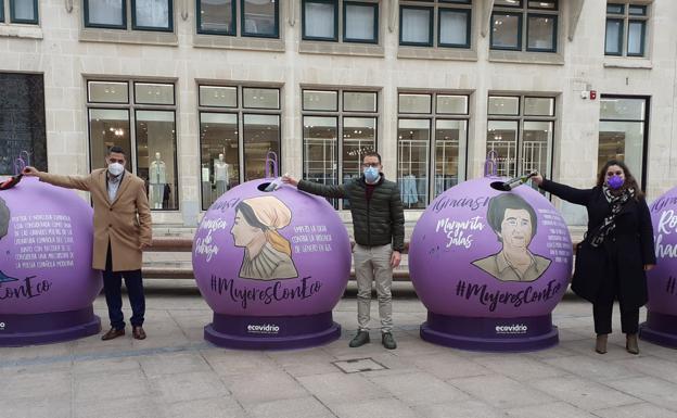 El reciclaje de vidrio visibiliza a las mujeres feministas en Burgos