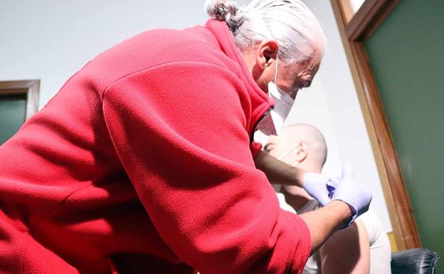 Castilla y León suspende la vacunación con el lote dudoso de AstraZeneca, que no se ha administrado en Burgos