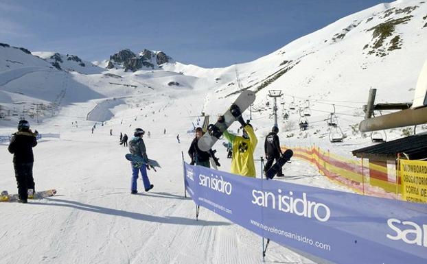 Las estaciones de esquí de León reciben más de 3.200 esquiadores el fin de semana