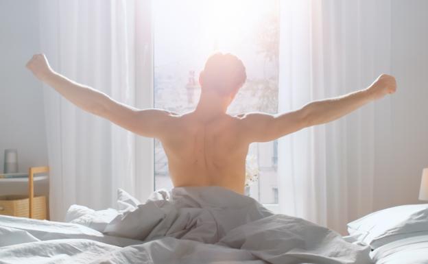 ¿Es bueno dormir desnudo?