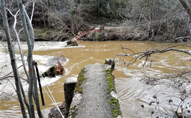 La pasarela del Ebro entre Valdelateja y Pesquera sigue esperando su arreglo tres años después