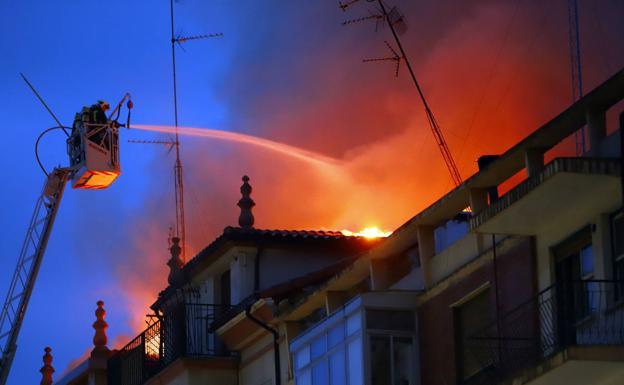 Un incendio en Miranda obliga a desalojar 32 viviendas