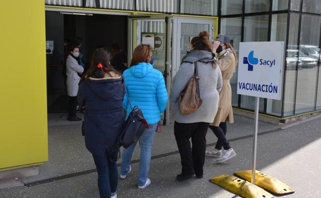 Sanidad hace un llamamiento a la calma a los 4.318 vacunados con AstraZeneca en Burgos