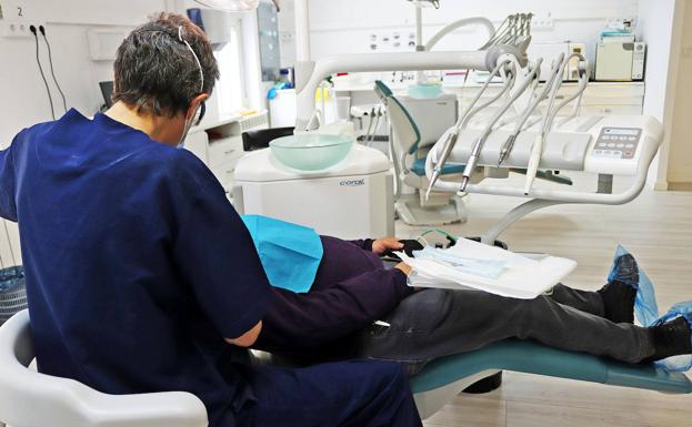 Odontología Solidaria cuenta ya con 50 pacientes en lista en Burgos tras un año de trabajo