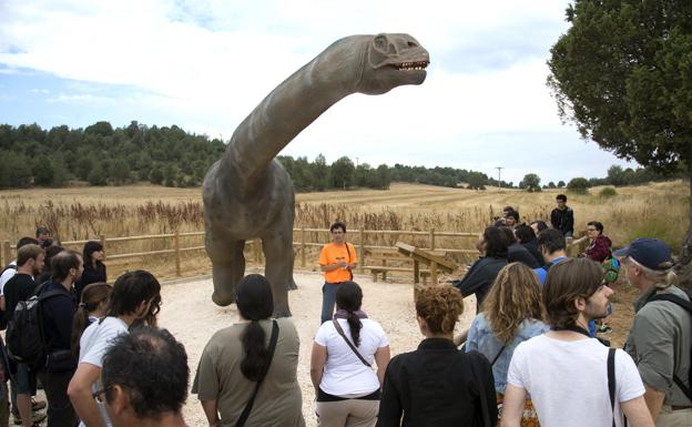 El museo de dinosaurios de Salas abre el plazo para participar en el concurso de postales