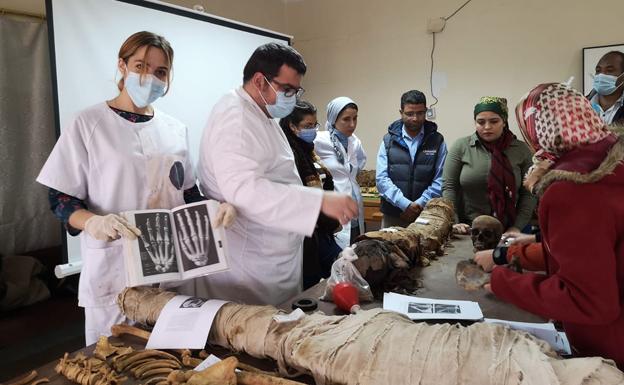 Un profesor de la Universidad Isabel I coordina un programa para identificar restos humanos en Egipto