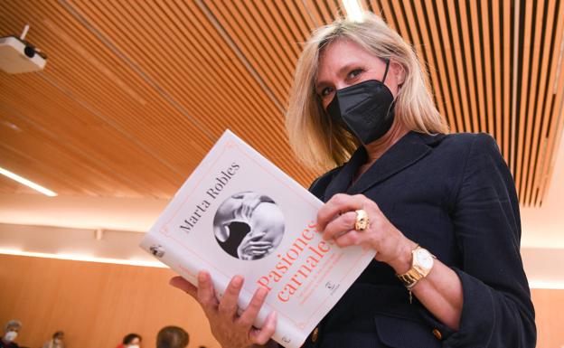 Marta Robles descubre las pasiones carnales de los reyes españoles