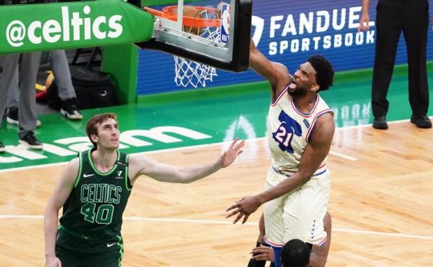 Embiid se luce en casa de los Celtics