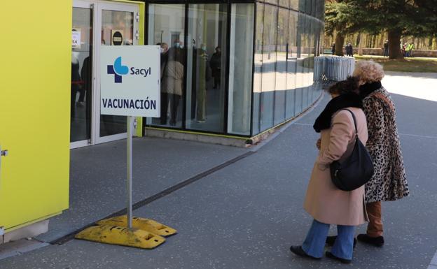 Sanidad restringe la vacunación con AstraZeneca a las personas de 60 a 65 años