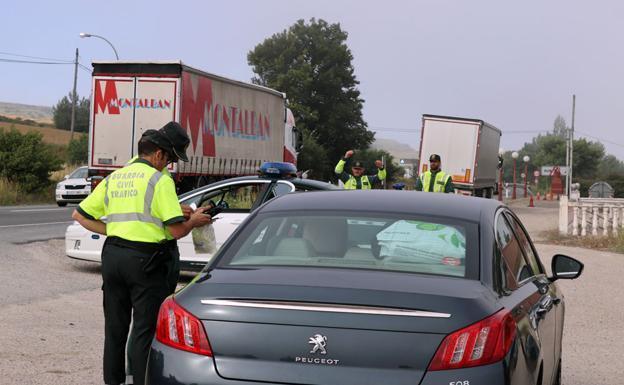 Investigado un conductor cuyo vehículo tenía la pegatina de la ITV falsificada