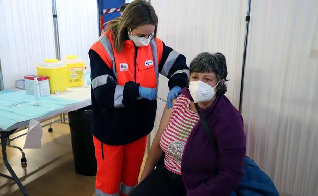 Los mayores de 80 rozan la inmunidad de rebaño frente al 5 por ciento de los de 70 a 79