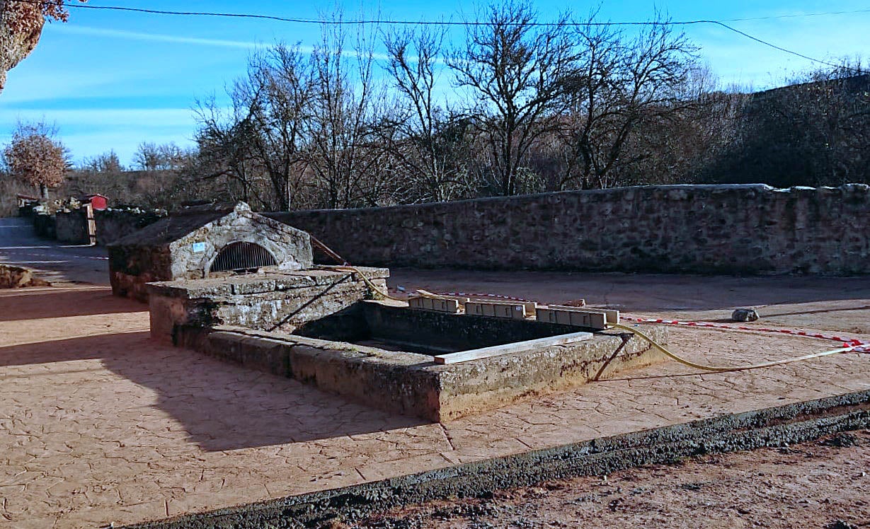 La CHD abre expediente sancionador a Cabezón de la Sierra por las obras de una fuente urbana