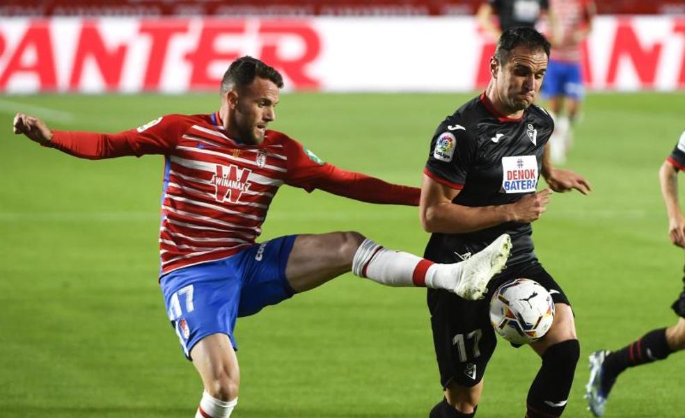 Vídeo: El Granada golea y hunde al Eibar