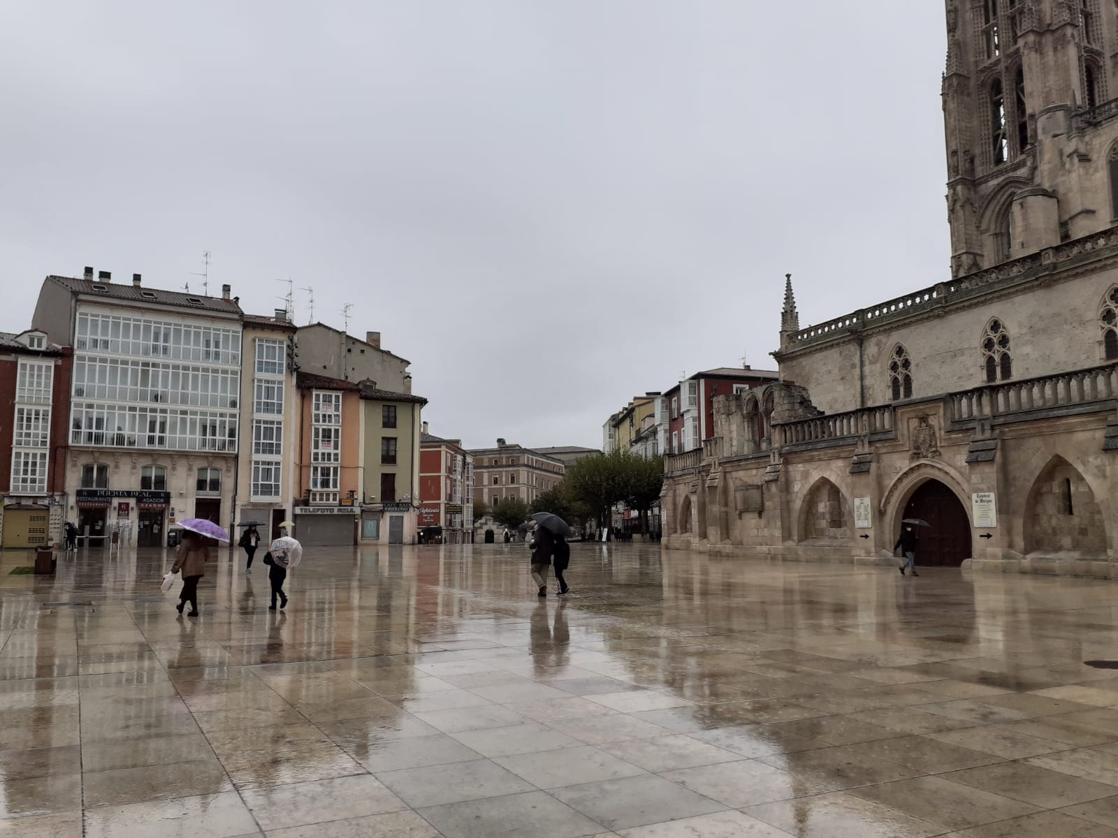 Cielos cubiertos, lluvia y temperaturas agradables en el puente de la comunidad