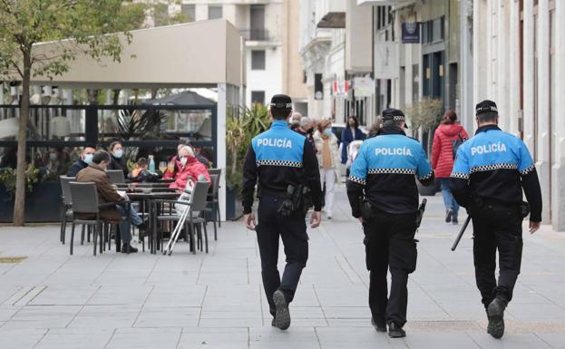 Cinco de las nueve capitales siguen con una incidencia que impide reabrir el interior de la hostelería