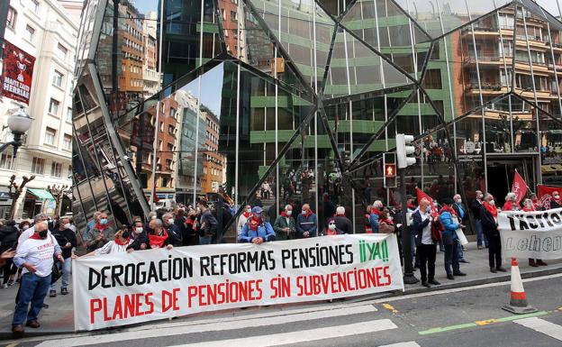 Mantener la «generosidad» de las pensiones supondrá subir las cotizaciones de los empleados