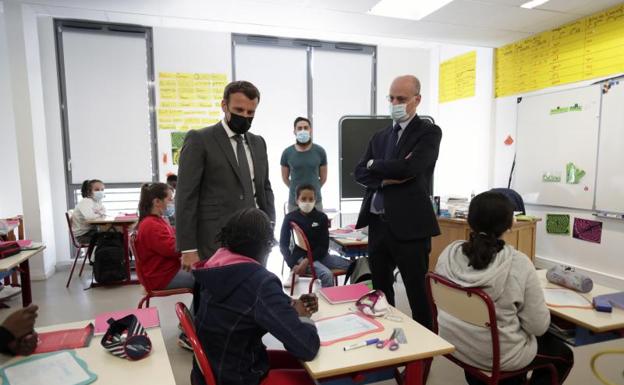 Macron defiende su decisión de reabrir los colegios frente a las críticas