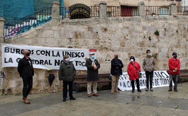 Los detractores de las puertas de la Catedral acudirán al Defensor del Pueblo y al Procurador del Común