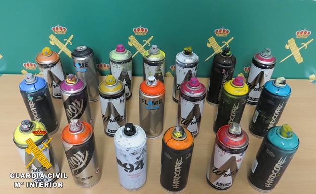 Denunciados 4 grafiteros tras realizar pintadas en un puente de la AP-I