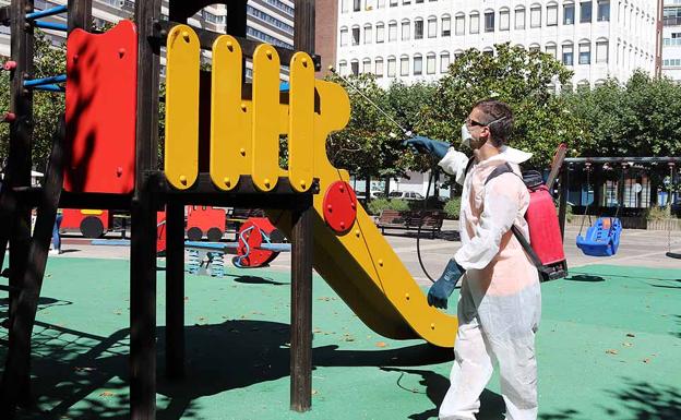 El Ayuntamiento seguirá desinfectando los parques infantiles