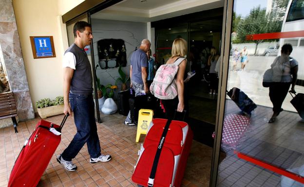 La llegada de turistas internacionales modera su caída en marzo al 75,5%