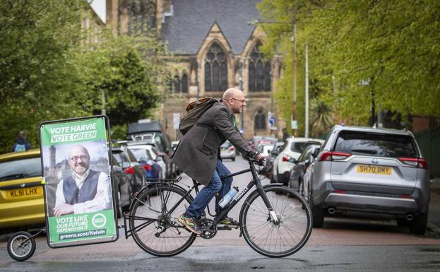 Boris Johnson espera buenas noticias en Escocia y en las municipales