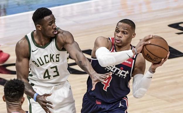 Los Bucks doblegan a los Wizards a pesar del partidazo de Westbrook