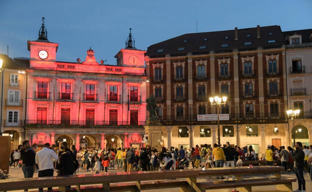 El Ayuntamiento se ilumina en rojo por el Día Mundial de la Cruz Roja