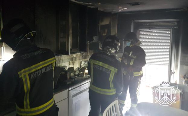 Atendidas dos personas por inhalación de humo en un incendio en una vivienda en Cavia