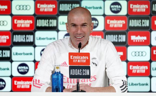 Zidane pasa de líos con los árbitros