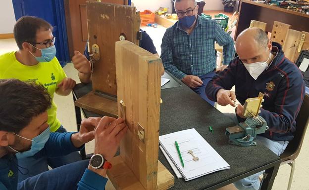 Los Bomberos de Burgos aprenden técnicas avanzadas para abrir puertas en las emergencias