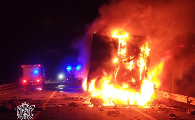 Calcinado en Rubena un camión de fresas